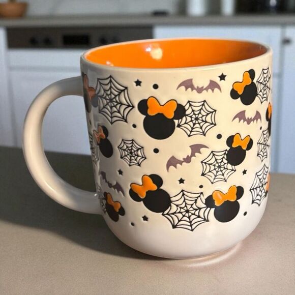 DISNEY'S MINNIE MOUSE HALLOWEEN CERAMIC COFFEE MUG -BATS & WEBS NEW - Picture 4 of 5